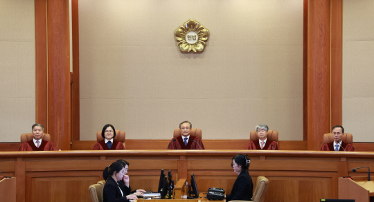 =유남석 헌법재판소장과 헌법재판관들이 26일 서울 종로구 헌법재판소 대심판정에서 열린 위헌 제청 및 권한쟁의 심판 선고 시작에 앞서 자리에 앉아 있다.<연합뉴스>